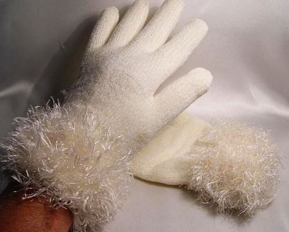 Cream (faux) fur trimmed gloves