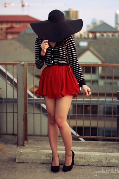 Floppy hat with a mini skirt