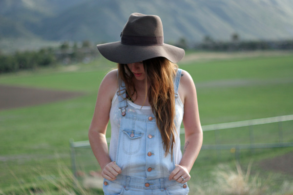 Floppy hat with overalls