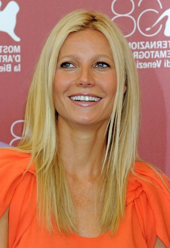 Gwyneth Paltrow Simple Easy Long Blonde Straight Hairstyle for Summer
