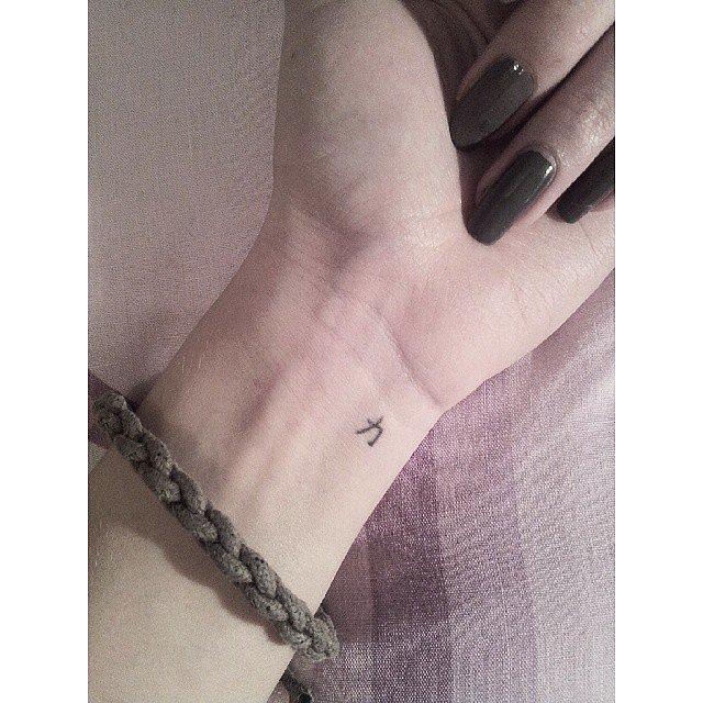 Minuscule-Symbol Tattoo
