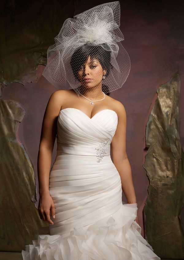 There are 20 beautiful curvy girl bridal looks