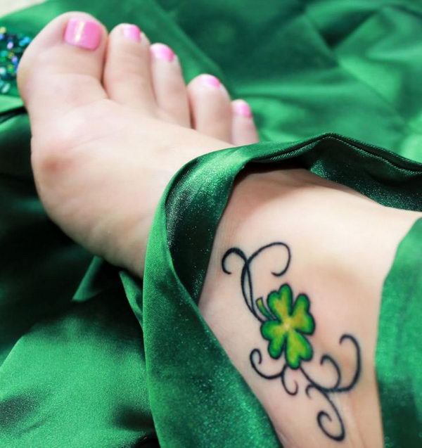 17 Leaf and Clover Tattoo Designs for Women